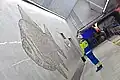 Nástupiště s mozaikou ryby během výstavby stanice