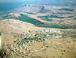 Letecký pohled na vesnici Ravid a horu Arbel