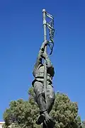 Detail sochy připomínající vztyčení vlajky