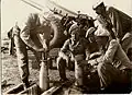 D-30 houfnice obsluhována sovětskými vojáky (1962)