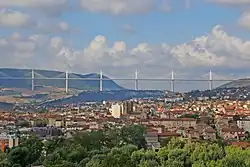 Celkový pohled na městov v pozadí je silniční viadukt z roku 2004