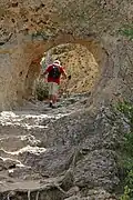 Přírodní tunel ve skále