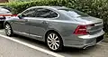 Sedan. Tříprostorová čtyřdveřová karoserie pro 4–5 osob. Zadní stěna zavazadlového prostoru je svislá s výraznou hranou. Příklad: Volvo S90