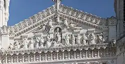 Sochy na průčelí baziliky Notre-Dame de Fourvière (kardinál Foulon je pátý zprava)