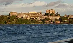 Panorama města s Bolsenským jezerem