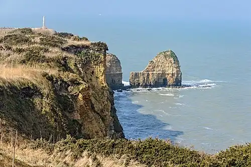 Pointe du Hoc, současný pohled, při pohledu z jihovýchodu.