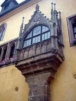 Arkýř s vimperkem. Portál Staré radnice v Řezně