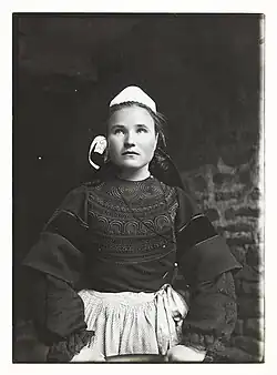 Portrét mladé ženy v bigoudenském kroji kolem roku 1900 (Musée de Bretagne, Rennes).