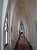 Chodba s parabolickými oblouky