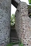Průchod mezi bergfritem a plášťovou zdí