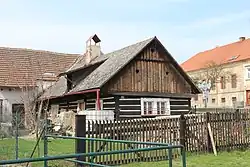 097 Chyňava stará chalupa SZ u křižovatky silnic.jpg