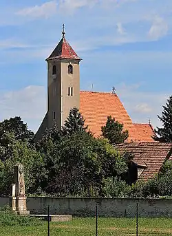 Kostel sv. Zikmunda, v popředí válečný pomník