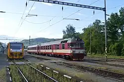 Motorový vůz 814.126 s vozem 854.212 na nádraží Děčín východ