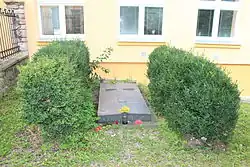 Hrob paleontologa prof. Otomara .P. Nováka u zdi liteňské školy