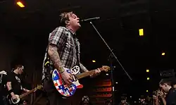 Skupina Bowling for Soup při vystoupení pro americké námořnictvo 2. března 2012