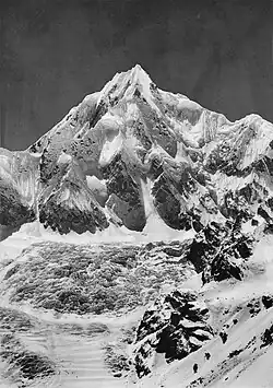 Pohled na Siniolchu 6888 m, z ledovce Zemu (délka 29 km v roce 1900); vpravo dole jsou vidět postupující horolezci