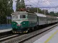 Prototypová lokomotiva 141.001 v čele rychlíku projíždí zastávkou Čelákovice-Jiřina