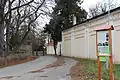 Výklenková kaple sv. Jana Nepomuckého - pohled do ulice Pode Zděmi
