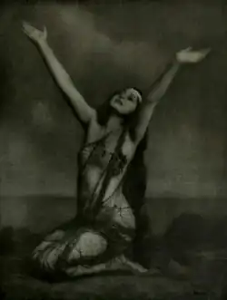 Žena oblečená jako víla, 1921