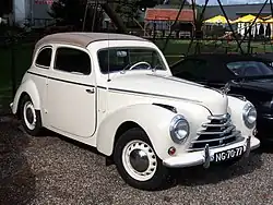 Fotografie bílého automobilu Škoda 1102 s karoserií polokabriolet.