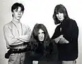 Skupinová fotografie původních členů banskobystrické instrumentálně-metalové skupiny Abstract z roku 1996.