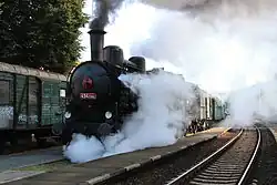Parní lokomotiva 434.2186 (434.3186) Čtyřkolák na čele nostalgického vlaku