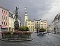 Barevná fotografie kamenné kašny se sochou rytíře Rolanda