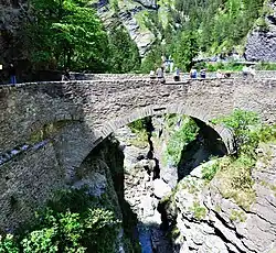 Středověký kamenný most v obci, vyobrazený také v jejím znaku