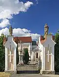 2013 Cierlicko Górne, Brama z zabytkowymi posągami Świętych Apostołów Macieja i Pawła.jpg