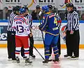 kapitáni Staffan Kronwall a Jan Kovář před utkáním Švédsko-Česko