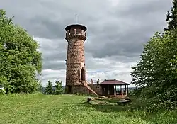 Pohled na rozhlednu v roce 2015 po rekonstrukci.