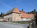 Hospodářská budova s bránou