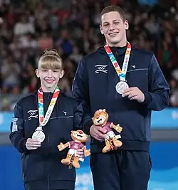 Noa Kazado Yakarová a Yonatan Fridman během předávání medailí na olympijských hrách mládeže v roce 2018