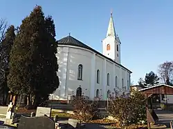 pohled na kostel od hřbitova