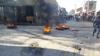 Pneumatiky zapálené demonstranty v Hinche, únor 2019