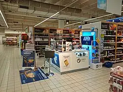 Stánek Tesco Mobile uvnitř hypermarketu