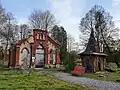 Zřícenina hřbitovní kaple s věží