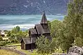 Pohled na pobřeží Lusterfjordu