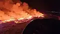 Město Grindavík v pozadí, 4 km od erupce.