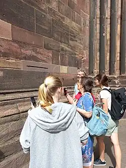 Katedrála Freiburg, vyznačení freiburgského lokte před vchodem