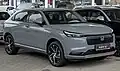 Vůz v šedé barvě s hybridním pohonem, 2025