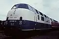 DB 220 060 v kombinaci oceánská modř – béžová v roce 1984 v Brémách