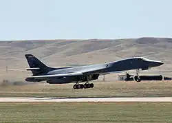 B-1 Lancer 28. bombardovací letky během zkoušek letmého přistání ("touch and go")