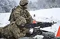 Příslušníci 2. jezdeckého pluku při výcviku s M240 na trojnožce