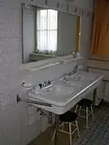 Koupelna s umyvadlem "tři v jednom"