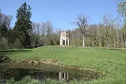 Celkový pohled na Alainovu věž s památným dubem a jezírkem pod místním pramenem