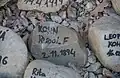 Kámen v plzeňské Zahradě vzpomínek se jménem Věrčina strýce a Editina tatínka Rudolfa Kohna