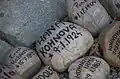 Kameny v plzeňské Zahradě vzpomínek se jménem Věrčiny starší sestry Hanky Kohnové