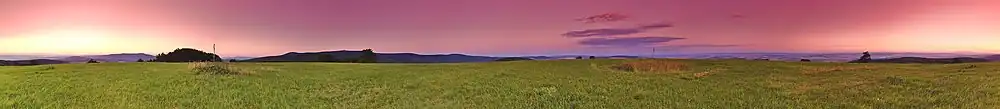 360° panoramatický pohled z kopce Lesná při východu slunce
