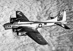 B-17 přezdívaný „Létající pevnost“. Letoun stejného typu se zřítil u Lhoty.